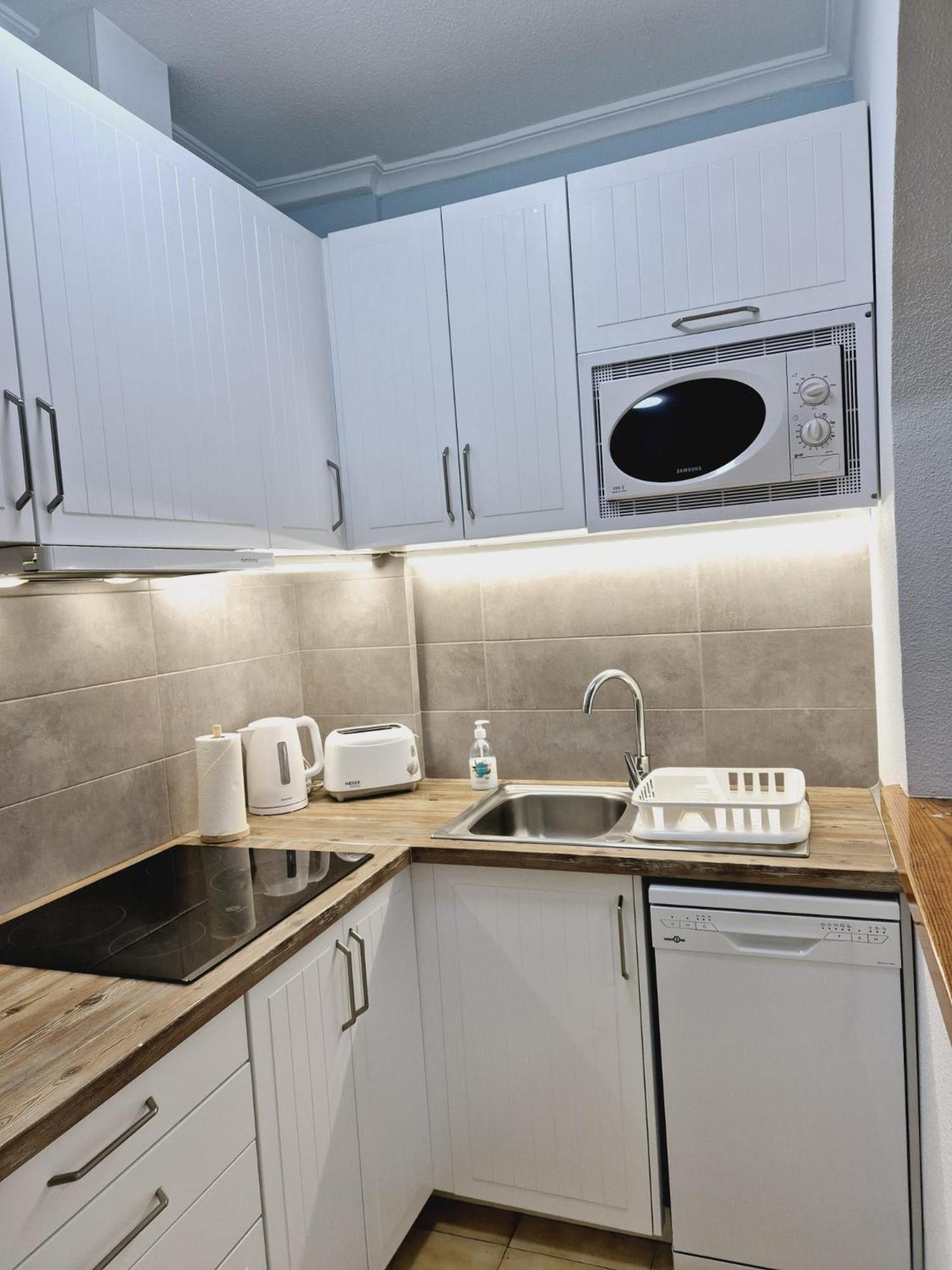 La Casa De Veronica - Serene Apartment With Shared Pool, Steps From The Beach トレビエハ エクステリア 写真