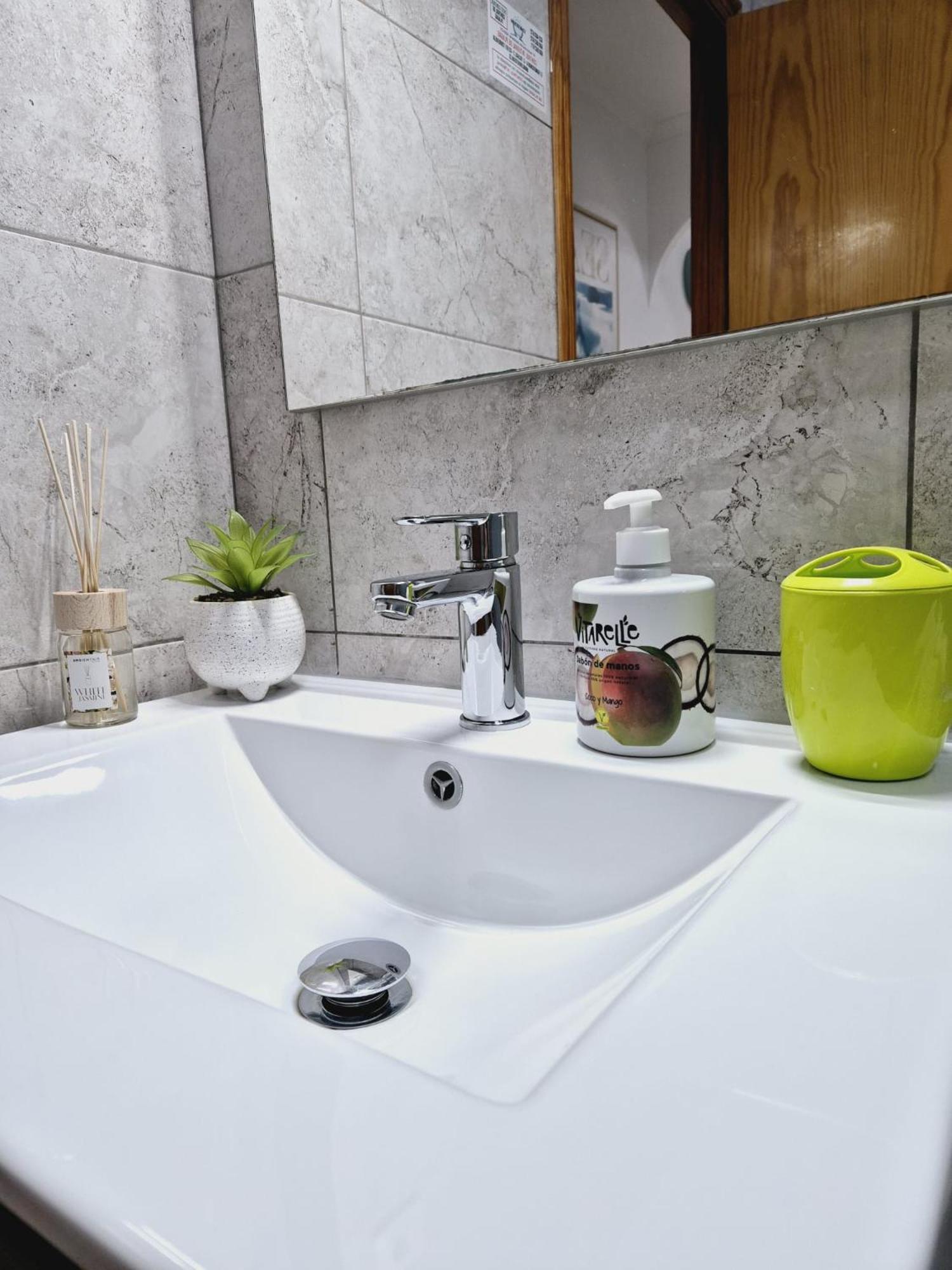 La Casa De Veronica - Serene Apartment With Shared Pool, Steps From The Beach トレビエハ エクステリア 写真